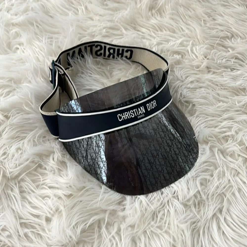 Super cute navy logo visor - vacation vibes!
